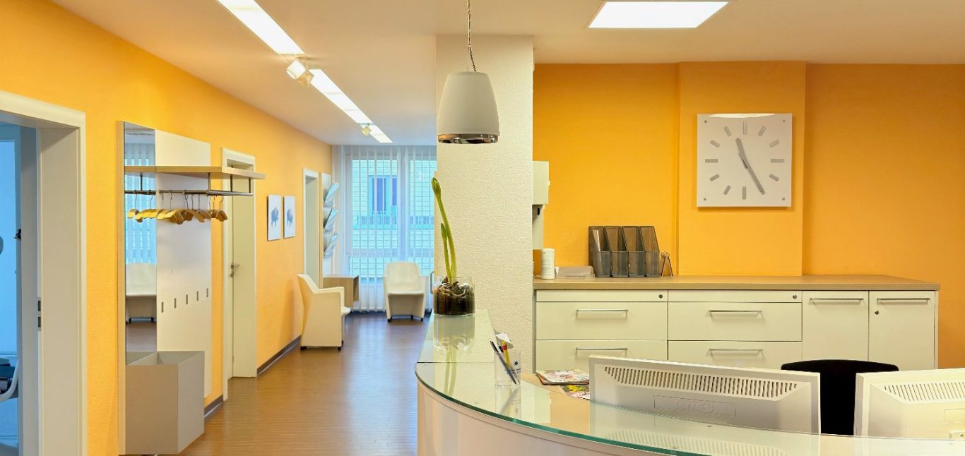 Empfangsbereich der Zahnarztpraxis Elfeld in Dresden: Ein moderner Eingangsbereich für Patienten.