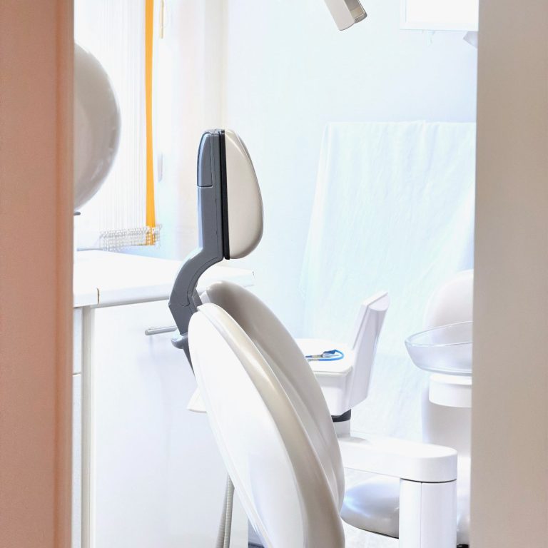 zahnreinigung-dresden-zahnarztpraxis-elfeld.jpg Zahnarztpraxis mit einer hellen und modernen Einrichtungen.