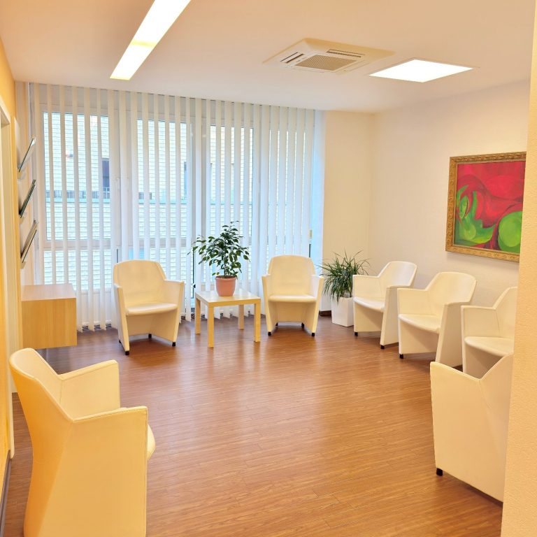 Helles Wartezimmer für eine gemütliche Atmosphäre.